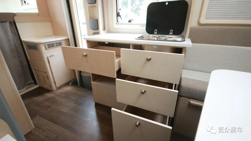 帶老人孩子出行，適合選這款房車