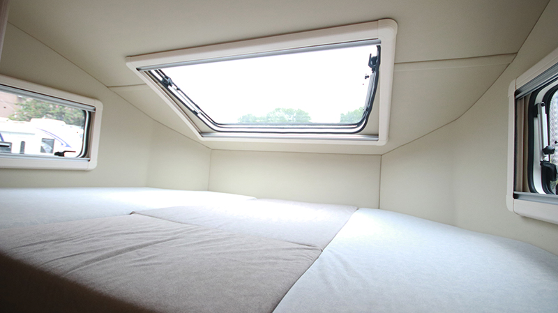 帶老人和孩子出行最合適，還是四驅(qū)房車