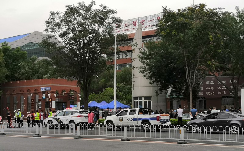 覽眾房車(chē)助力高考，考生金榜題名