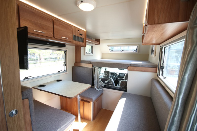 不懼荒野，不怕泥濘，四驅房車更給力