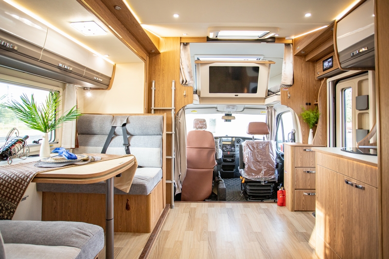 塞拉維雙拓展房車，內部裝飾靜待你的目光