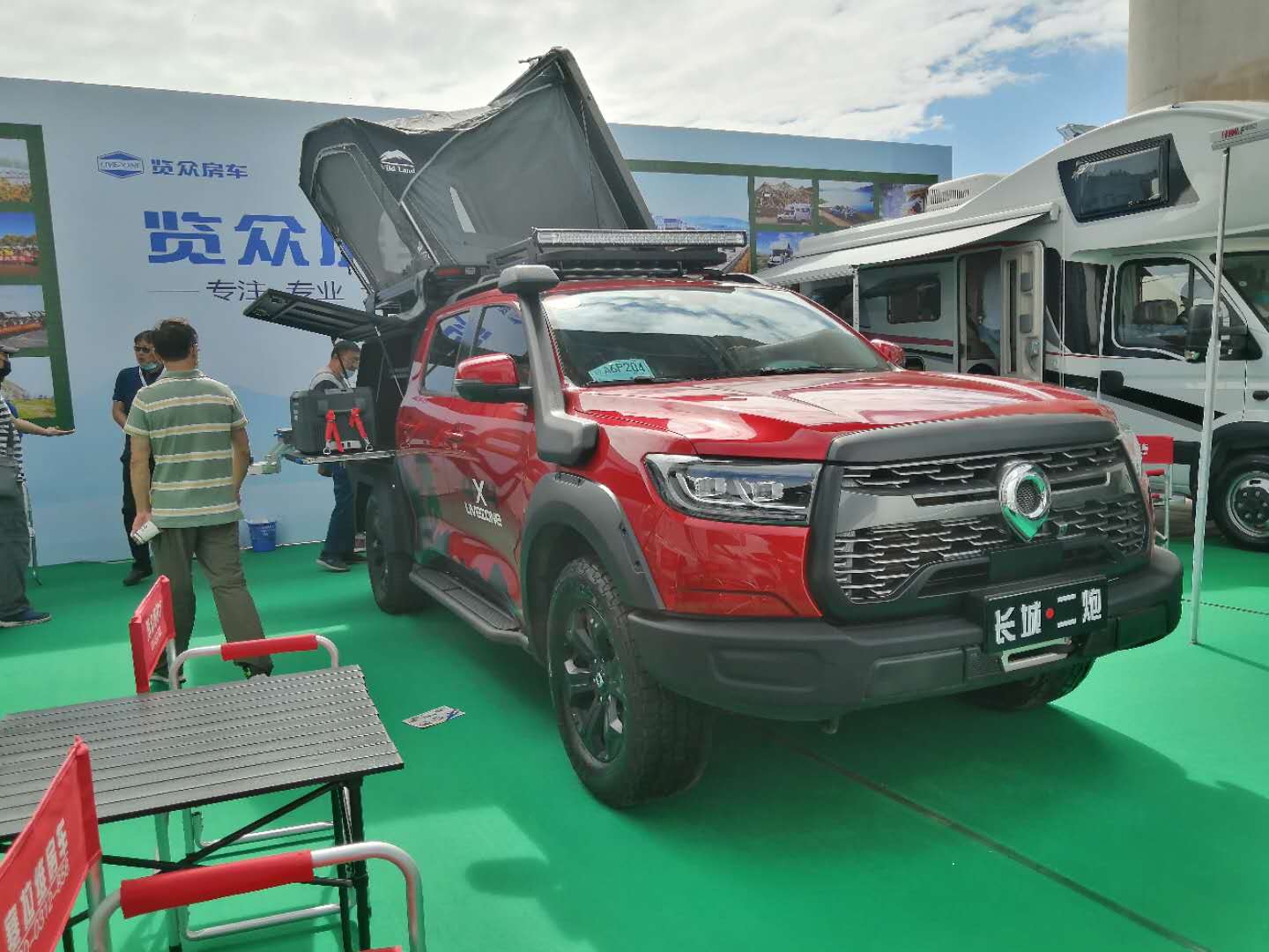 這個(gè)展會(huì)真的太熱鬧了，這么多人定房車(chē)